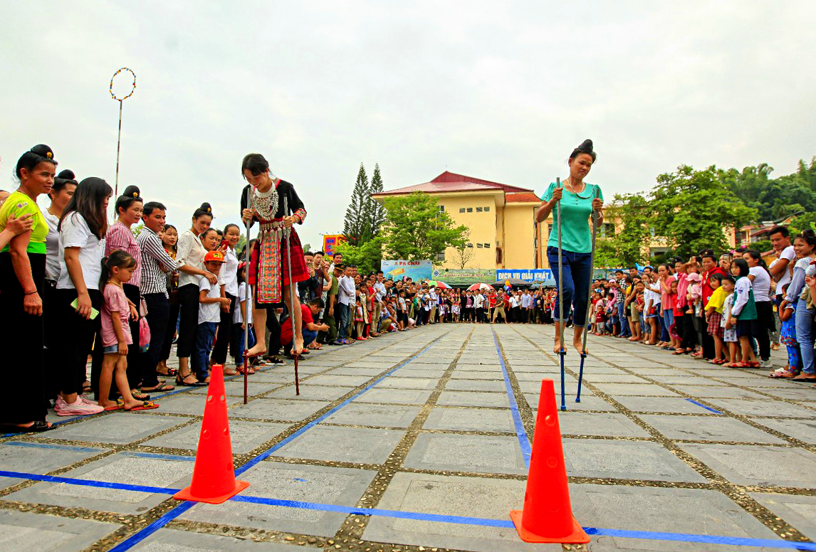 Người Mông ở Điện Biên vui Tết Độc lập